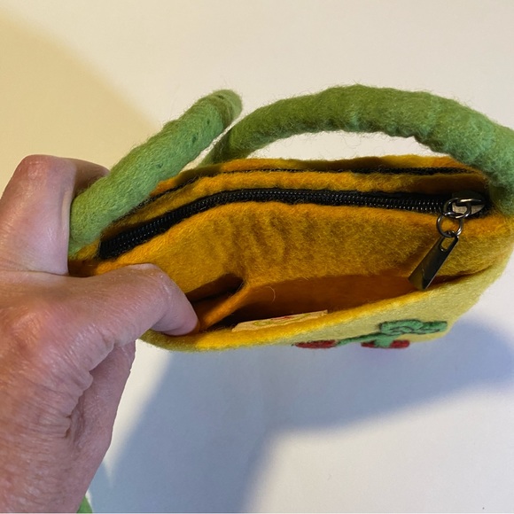 Chuckleberries boiled wool cherry crossbody bag from Nepal, condition as shown - Picture 7 of 7